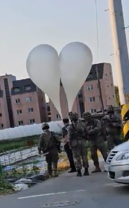 북한이 살포한 대남전단 추정 미상물체 잔해들이 전국 곳곳에서 발견되고 있는 29일 오전 대남전단 풍선으로 추정되는 잔해가 발견된 경기 용인시 이동읍 송전리에 육군 폭발물처리반 관계자들이 잔해물을 수거하고 있다.  합동참모본부는 이날 오전 10시 30분 기자들에 보낸 문자메시지에서 “현재까지 강원, 경기, 경상, 전라, 충청 등 전국에서 150여 개의 대남전단이 발견됐다”라고 밝혔다. 독자 제공 2024.5.29