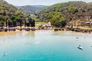 해변에서 성관계하다 경찰 등장하자 물에 뛰어든 美 여성