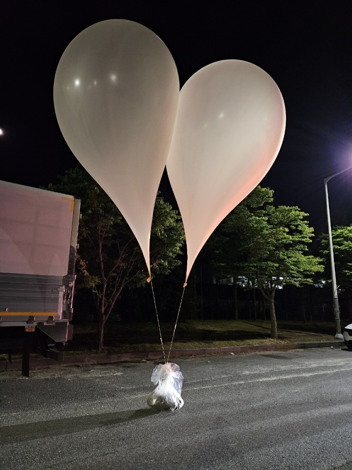 북한이 날려 보낸 ‘대남 오물 풍선’이 29일 전국 곳곳에서 발견됐다. 사진은 충남 지역에서 발견된 풍선의 모습. 합동참모본부 제공