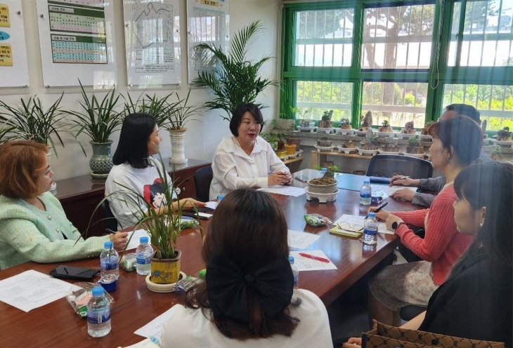 학부모 간담회에서 학교 안전의 중요성을 강조하는 이은림 운영위원장