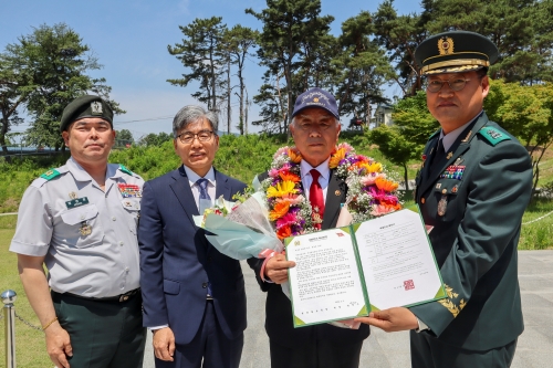 육군 제35보병사단 백마여단은 29일 베트남전 참전용사인 설동문 옹의 특별진급식을 진행했다. 35사단 제공