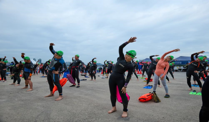 지난해 10월 8일 열린 한강 르네상스 아쿠아슬론대회에 참가한 시민들이 한강 수영 전 준비운동을 하고 있다. 서울시 제공