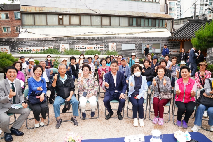 정문헌(왼쪽 다섯 번째) 서울 종로구청장이 지난 27일 종로구 혜화동주민센터에서 열린 ‘반장과의 대화’ 참석자들과 기념사진을 찍고 있다.   종로구 제공