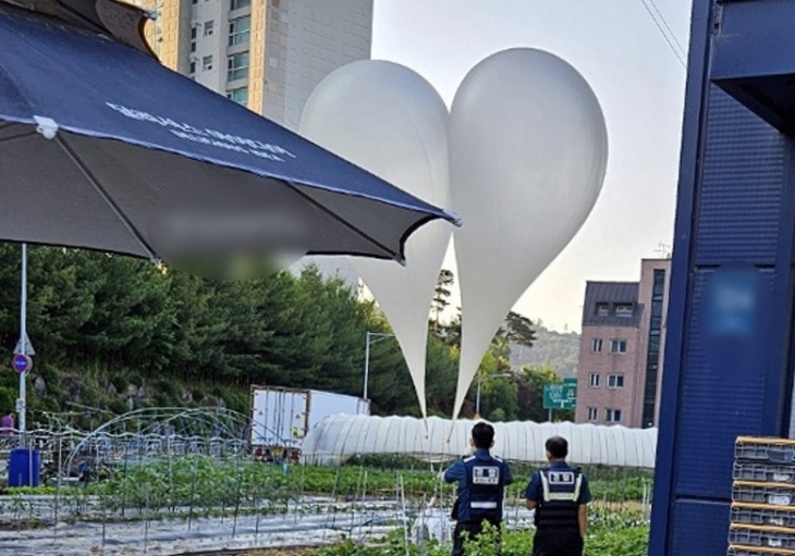 29일 오전 경기 용인시 처인구의 한 텃밭에서 북한이 날려 보낸 것으로 추정되는 풍선이 발견돼 군과 경찰이 내용물을 조사하고 있다. 연합뉴스