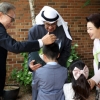 [포토] 이명박 전 대통령 친손주들, 무함마드 UAE 대통령에 꽃 전달