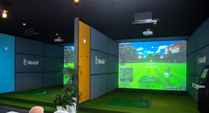 충북 제천시가 민간사업자와 손을 잡고 만든 스크린 파크골프장. 제천시 제공