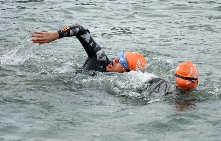 오세훈 서울시장이 지난해 열린 한강 르네상스 페스티벌 아쿠아슬론대회에 참가해 수영하고 있다.  서울시 제공