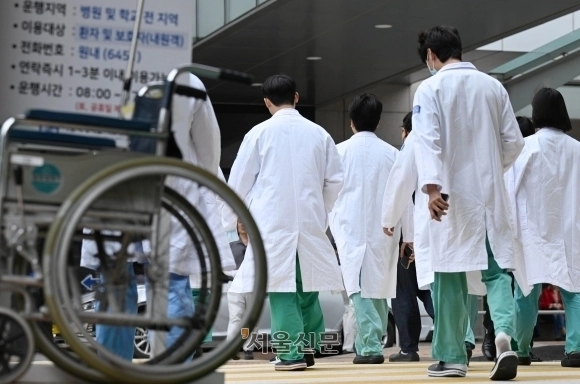서울의 한 대학병원에서 의료진이 이동하고 있다. 홍윤기 기자