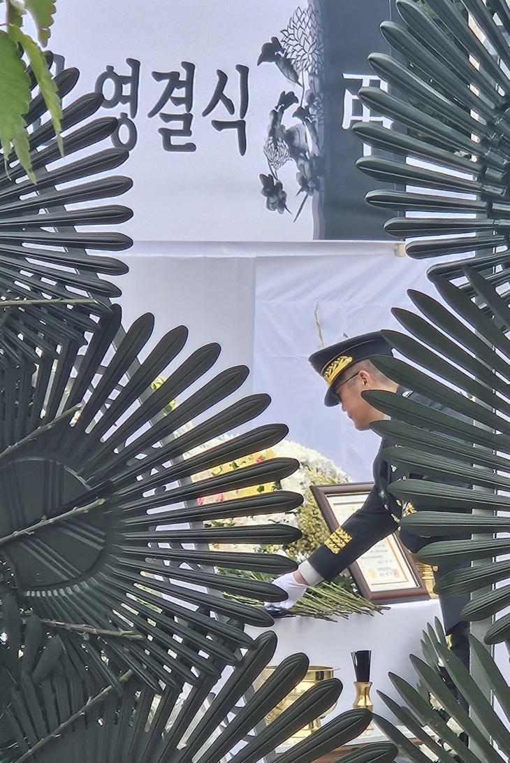 30일 오전 열린 훈련병의 영결식에서 조우제 12사단장이 헌화하고 있다. 2024.5.30 나주 연합뉴스