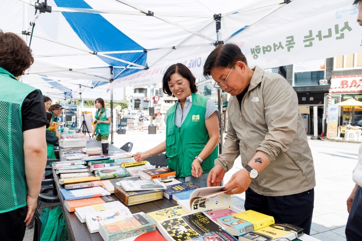 박강수(오른쪽) 서울 마포구청장이 지난해 열린 도서 관련 행사에서 책을 들여다보고 있다. 마포구 제공