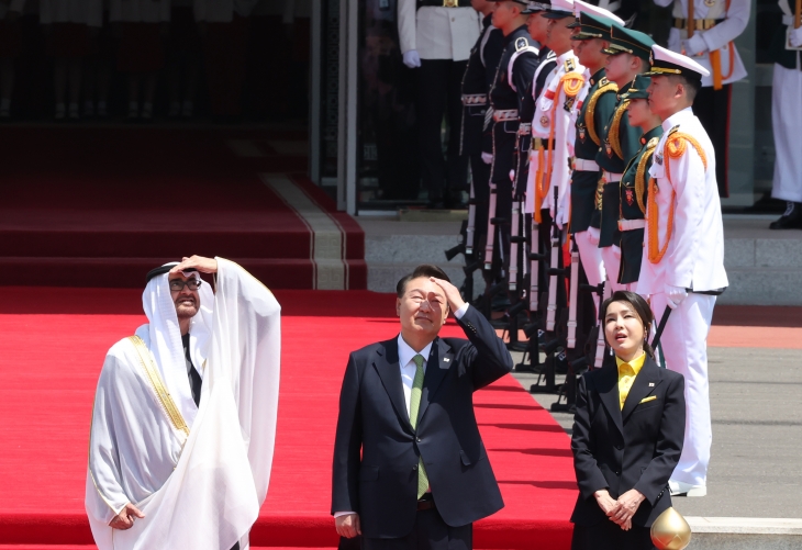 블랙이글스 축하 비행 관람하는 윤석열 대통령 부부와 무함마드 UAE 대통령