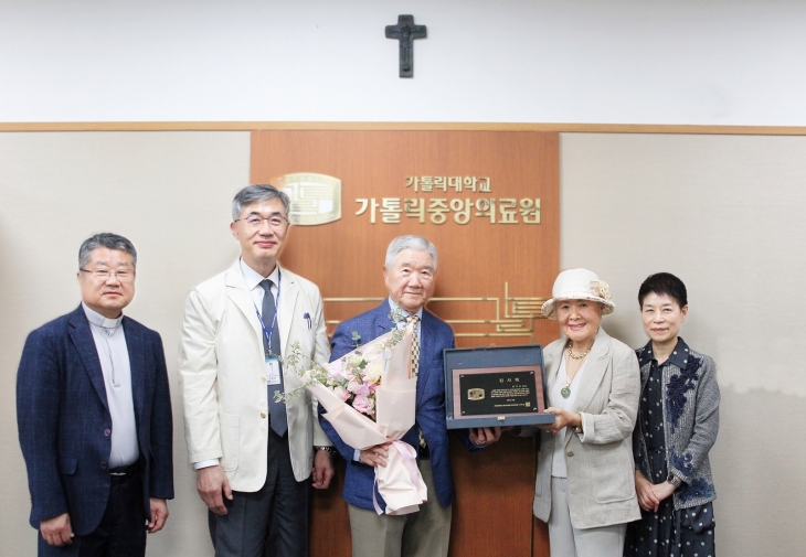 가톨릭중앙의료원에서 김미지 동문과 배우자 이성걸씨에게 기부에 대한 감사의 뜻을 전하는 감사패 전달식을 진행했다. 왼쪽부터 이재열 병원경영실장 신부, 이화성 가톨릭중앙의료원장, 이성걸씨, 김미지 동문, 유양숙 간호대학장. 가톨릭중앙의료원 제공