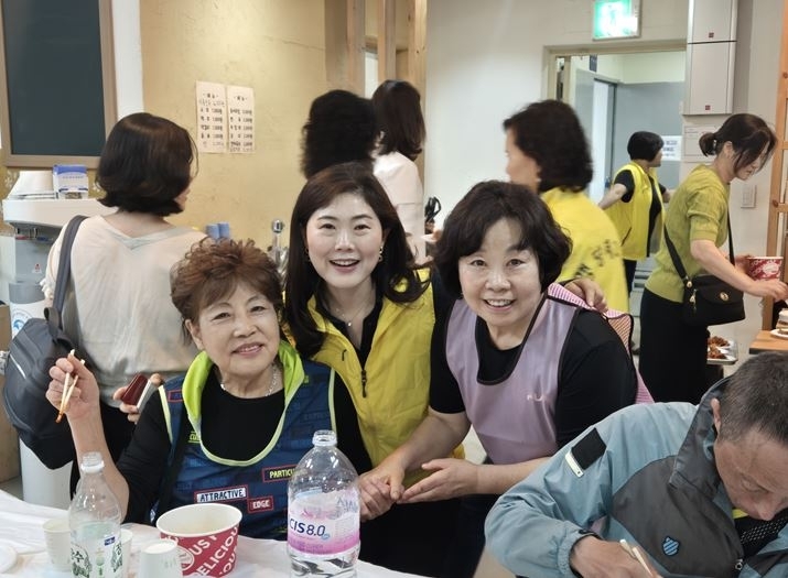 30일 행당2동 주민센터에서 개최된 ‘2024 살구나무골 한마당 행사’에 참석한 구미경 의원