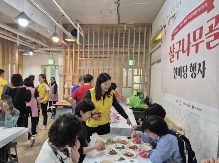 30일 행당2동 주민센터에서 개최된 ‘2024 살구나무골 한마당 행사’에 참석한 구미경 의원