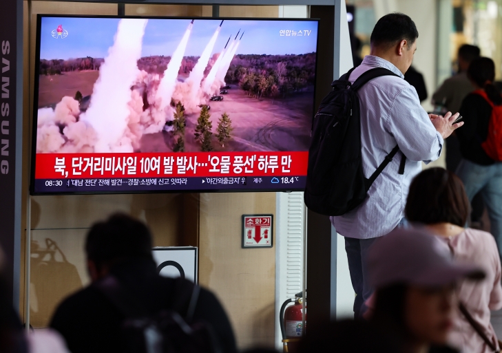 북한이 단거리 탄도미사일(SRBM) 10여발을 동해상으로 발사한 30일 시민들이 서울역 대합실에서 관련 뉴스를 시청하고 있다. 북한은 지난 28일 오물을 담은 대남 풍선을 날리기도 했다. 연합뉴스