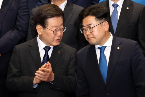 지난 2024년 이재명 당시 더불어민주당 대표와 박찬대 더불어민주당 대표가 국회에서 열린 22대 국회 첫 의원총회에서 대화를 나누고 있다. 연합뉴스