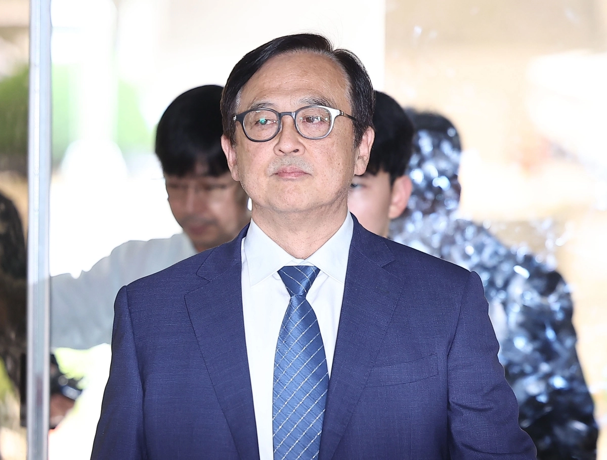 삼성전자 내부 직원과 공모해 중요 기밀자료를 빼돌린 혐의를 받는 안승호 전 삼성전자 부사장(IP센터장)이 지난 2024년 5월 30일 서울 서초구 서울중앙지방법원에서 열린 구속 전 피의자 심문(영장실질심사)에 출석하고 있다.  연합뉴스