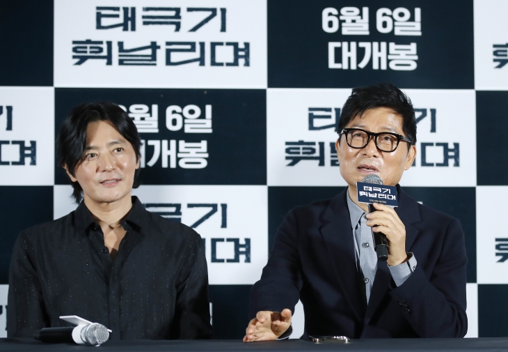 강제규(오른쪽) 감독이 30일 서울 광진구 건대입구 롯데시네마에서 열린 영화 ‘태극기 휘날리며’ 개봉 20주년 기념 기자 간담회에서 취재진의 질문에 답하고 있다. 2024.5.30 뉴스1