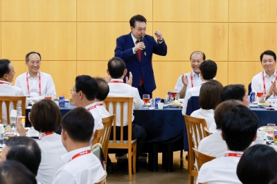 국힘 워크숍 참석한 尹 “당과 한 몸으로 뼈 빠지게 뛰겠다”