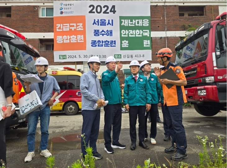 지난 30일 영등포구 재개발지역에서 실시된 ‘풍수해 종합훈련’에 참석한 서울시의회 도시안전건설위원회(위원장 송도호)