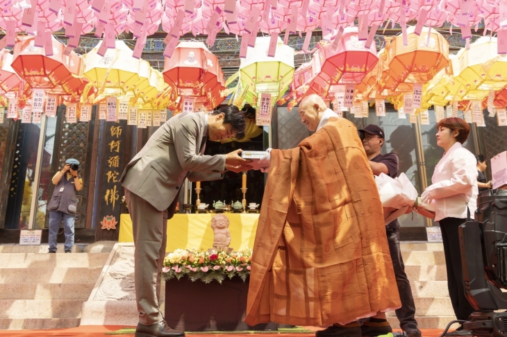 지난 15일 부처님 오신 날을 맞아 봉은사에서 열린 ‘봉축 법요식’에서 ‘감사패’를 받은 이종배 의원