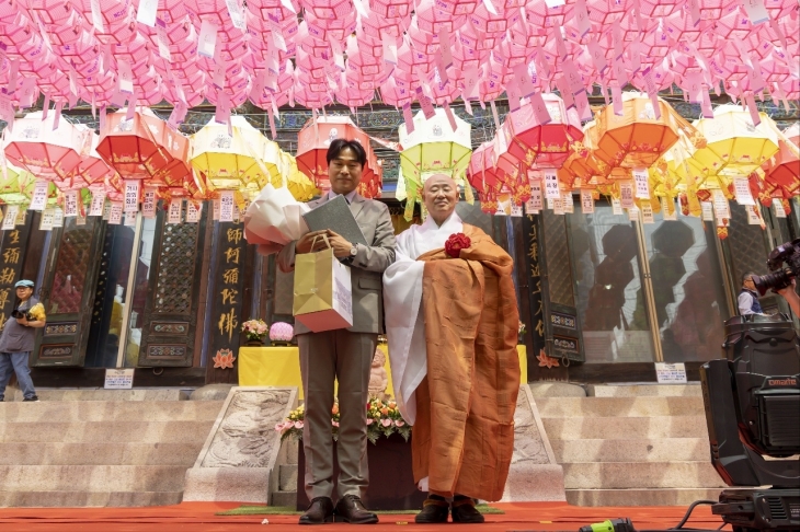 지난 15일 부처님 오신 날을 맞아 봉은사에서 열린 ‘봉축 법요식’에서 ‘감사패’를 받은 이종배 의원