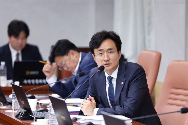 상임위원회에서 집행기관에 질의하는 서준오 의원