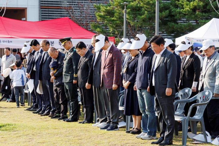 박강수(앞줄 오른쪽) 서울 마포구청장이 지난해 처음 열린 마포구 호국보훈 감사축제에서 묵념을 하고 있다. 마포구 제공