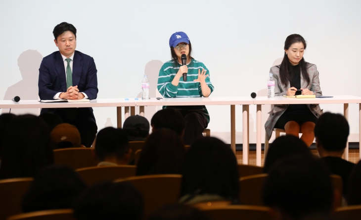 그룹 뉴진스의 소속사 어도어 민희진 대표가 25일 서울 서초구 한국컨퍼런스센터에서 하이브 경영권 탈취 시도와 관련한 배임 의혹에 관한 입장을 밝히는 긴급기자회견을 하고 있다. 오른쪽이 이숙미 법무법인 세종 변호사. 2024.4.25/뉴스1