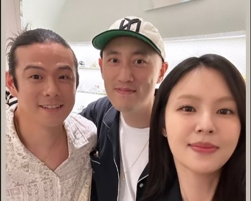 조수애(맨 오른쪽) 전 아나운서가 남편(가운데)과의 근황을 알렸다. 조수애 인스타그램 캡처