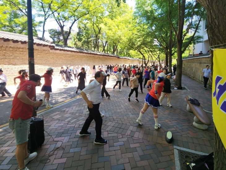 김용호 의원, 하이컨디션 국민운동본부, 서울시여성단체협의회, 한국여성유권자연맹 회원 및 시민들과 함께 국민 댄조에 참여하고 있다.