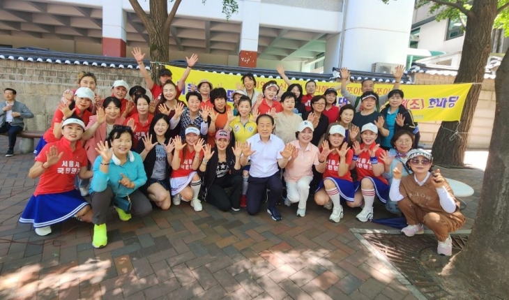 김용호 의원, 하이컨디션 국민운동본부, 서울시여성단체협의회, 한국여성유권자연맹, 시민들과 함께 단체사진 촬영하고 있다.