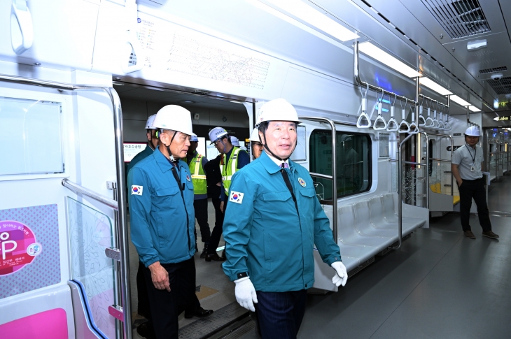 백경현 시장이  31일 지하철 8호선 연장 구간 3개 역사에서 영업 시운전 현장 안전 점검을 하고 있다. 구리시 제공.