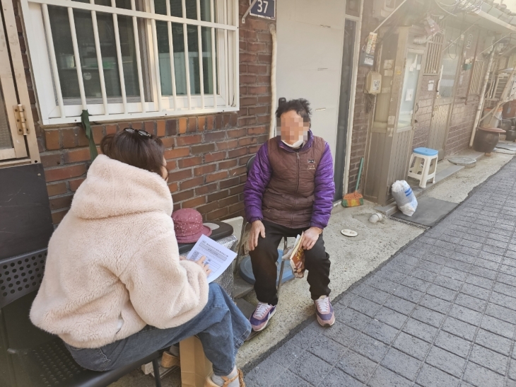 관악구 관계자가 폐지수집 어르신과 만나는 모습.   관악구 제공