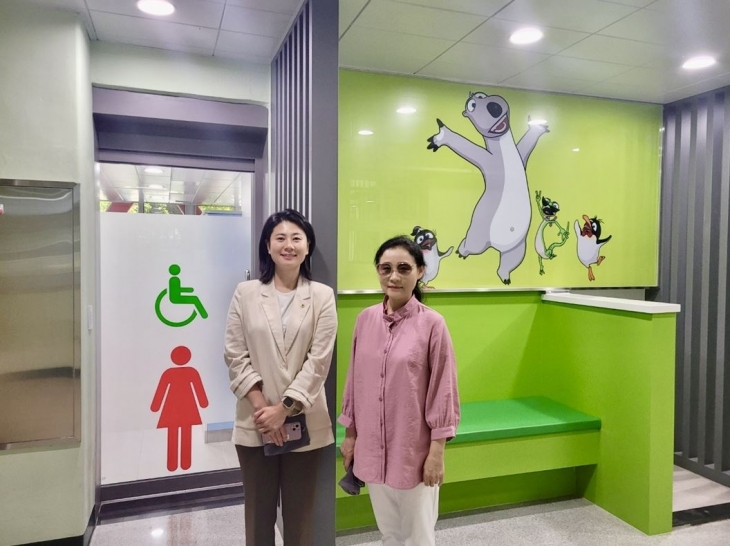 박수빈 의원(왼쪽)과 오현초등학교 이정림 교장 (화장실 앞)