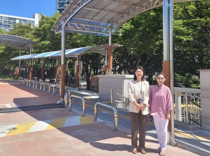 박수빈 의원(왼쪽)과 오현초등학교 이정림 교장 (교문 및 차양시설 앞)