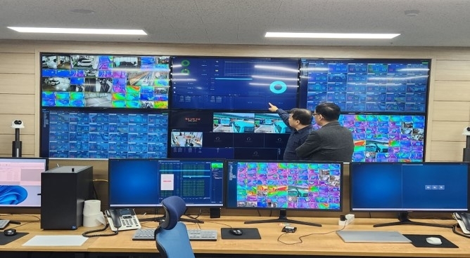 종합관제센터에서 금천구 직원들이 모니터링을 하고 있다.   금천구 제공