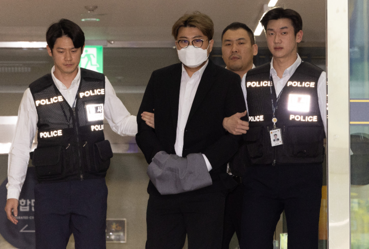 음주 뺑소니 혐의를 받고 있는 트로트 가수 김호중이 31일 오전 서울 강남경찰서에서 검찰로 송치되고 있다. 2024.05.31. 뉴시스