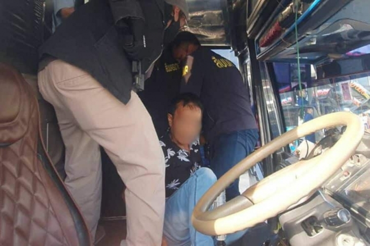 지난달 28일 의붓손녀를 약 10년간 성폭행한 혐의를 받는 50대 태국 남성이 경찰에 체포되는 모습. 태국 수도경찰국 페이스북 캡처