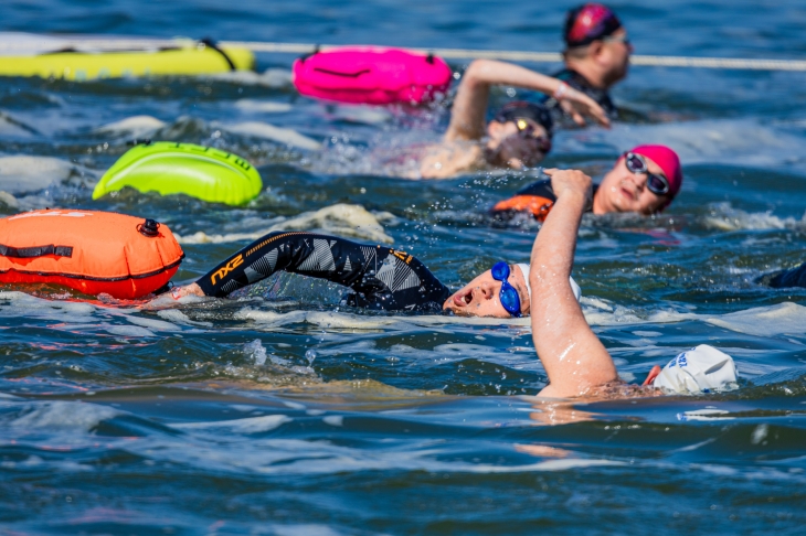 ‘제1회 쉬엄쉬엄 한강 3종 축제’가 열리는 첫날에 이어 이틀 연속으로 한강에서 수영하기 위해 2일 오전 잠실수중보를 찾은 오세훈 서울시장이 상급자 코스인 수영 1km(잠실수중보 남단~북단)에 참여해 헤엄치고 있다. 서울시 제공