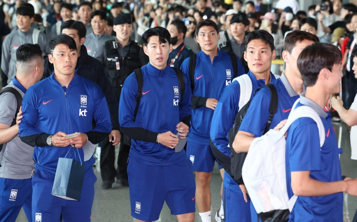 한국 남자축구 국가대표 황희찬(왼쪽)과 손흥민이 2026 북중미월드컵 아시아 지역 2차 예선 C조 5차전 싱가포르 원정경기를 치르기 위해 2일 인천국제공항을 통해 출국하고 있다. 연합뉴스