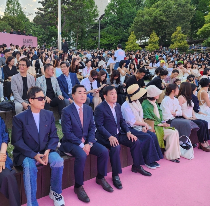 지난달 31일 송파구 석촌호수 서호 수변무대와 산책로에서 개최된 ‘2024 서울패션로드 at 석촌호수’에 참석한 임춘대 의원(맨 앞줄 왼쪽에서 세 번째)