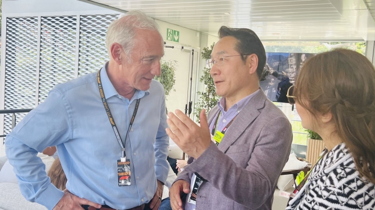 유정복 인천시장이 지난달 26일(현지시간) 모나코에서 열린 F1 그랑프리에서 F1 관계자들과 시설을 둘러보고, 포뮬러 원(F1) 오너이자 리버티 미디어 그룹 그렉 마페이 회장을 만나 인천의 도시기반 여건과 대회 유치에 대한 의지를 설명하고있다. [인천시 제공]