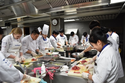 국제한식조리학교는 지난 2017년 삼성 셰프드테이블과 함께 전주한옥마을에서 쿠킹쇼를 진행했다. 국제한식조리학교 블로그