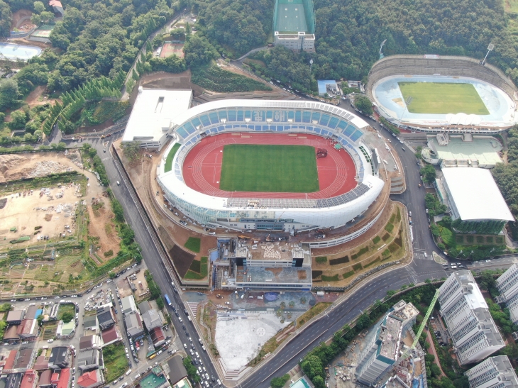 막바지 공사가 진행 중인 김해종합운동장. 오는 10월 전국체전에서 주 경기장으로 쓰인다. 서울신문DB