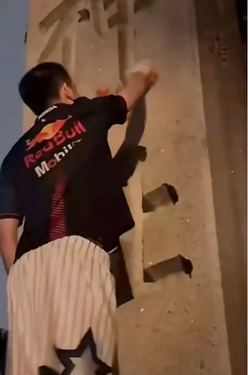 중국의 SNS 샤오훙수에 한 남성이 야스쿠니 신사 돌기둥에 빨간색 스프레이로 ‘화장실’이라고 낙서하는 모습. 동영상 캡처