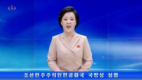지난해 11월 23일 북한이 9ㆍ19 남북군사합의에 구속되지 않겠다며 이 합의에 따라 지상, 해상, 공중에서 중지했던 모든 군사적 조치들을 즉시 회복한다고 밝힌 ‘국방성 성명’을 조선중앙TV 아나운서가 발표하고 있다.  조선중앙TV 화면·연합뉴스