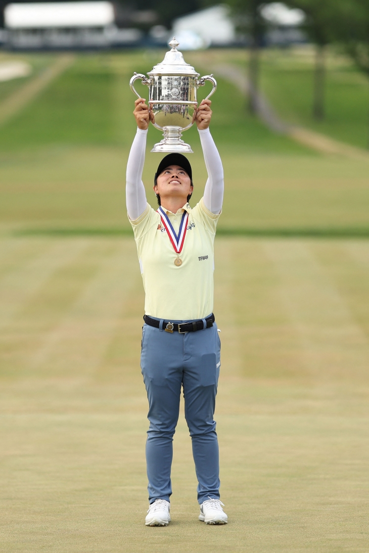 사소 유카가 3일(한국시간) 미국 펜실베이니아주 랭커스터 컨트리클럽에서 막을 내린 제79회 US여자오픈 골프 대회에서 우승한 뒤 트로피를 들어 올리고 있다. 랭커스터 AFP 연합뉴스