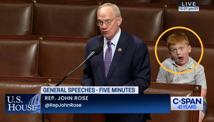 존 로즈(왼쪽) 미국 하원의원이 의회에서 연설하는 동안 그의 6세 아들 가이가 혀를 내밀며 익살스러운 표정을 짓고 있다. 미국 비영리 채널 시스팬(C-SPAN) 캡처
