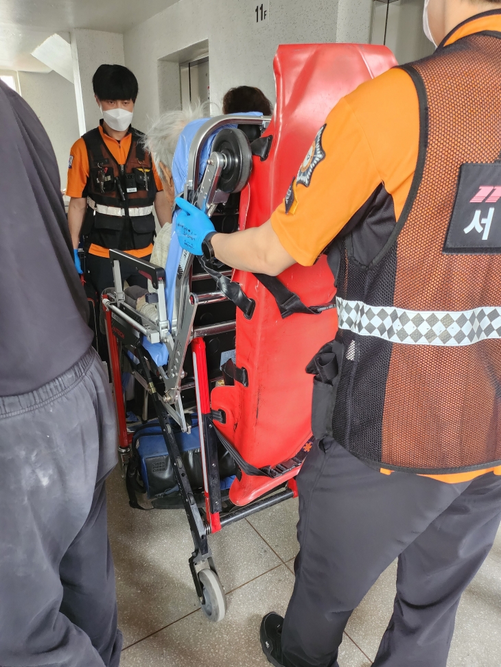 지난달 30일 노원구 중계2․3동 주민센터에서 위험에 빠진 어르신을 댁에서 발견해 구급대가 병원으로 이송하고 있다. 노원구 제공